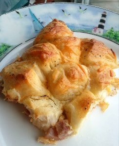 Ham-and-Cheese-Biscuit-Pull-Apart-Casserole